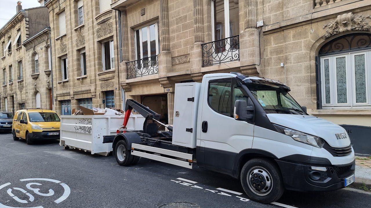 Location de benne dans le centre-ville de Bordeaux, rue d'échoppes en pierre