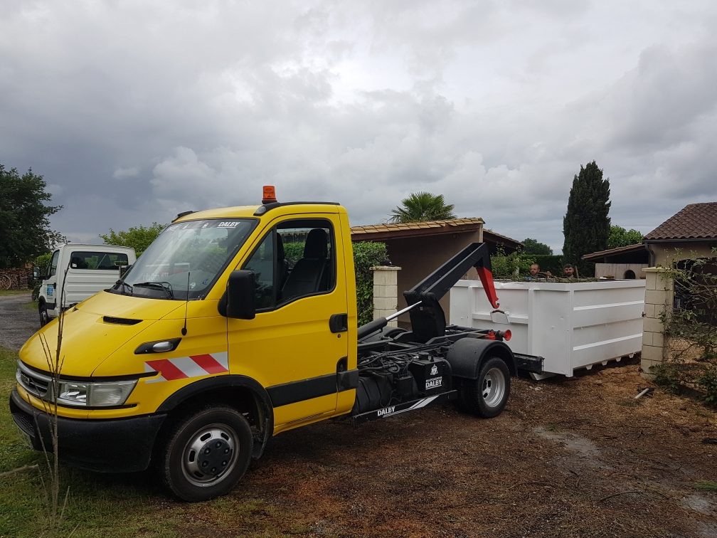 Camion multibenne déposant une benne chez un particulier